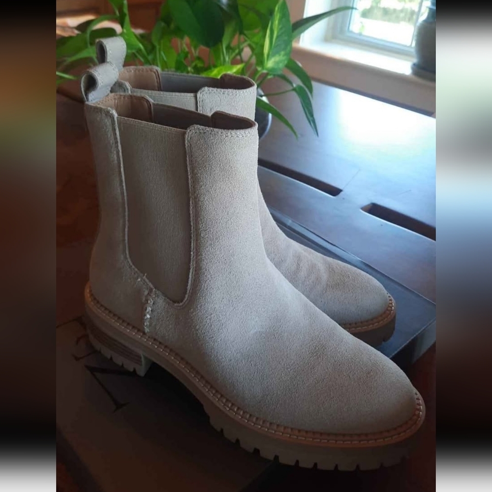 Size 8 NWT Crown Vintage faux Suede Boots
